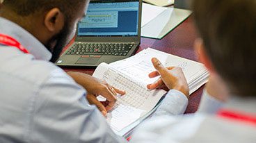 https://www.iese.edu/de/wp-content/uploads/sites/7/2026/07/mentoring.jpg
