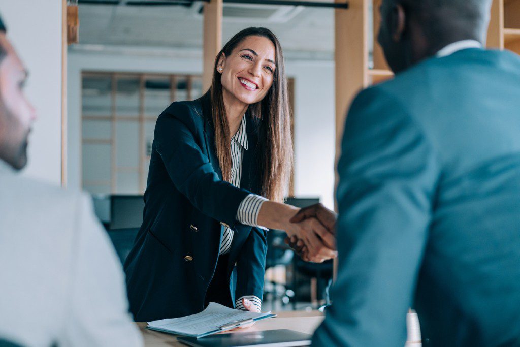 La brecha salarial entre hombres y mujeres, menor en las promociones internas