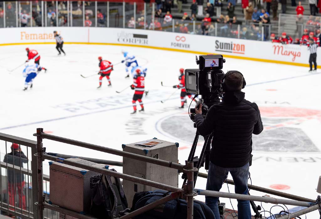 Un cámara grabando un evento deportivo para su retransmisión.