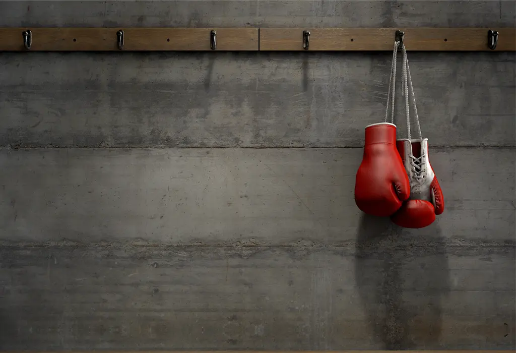 Guantes de boxeo colgando