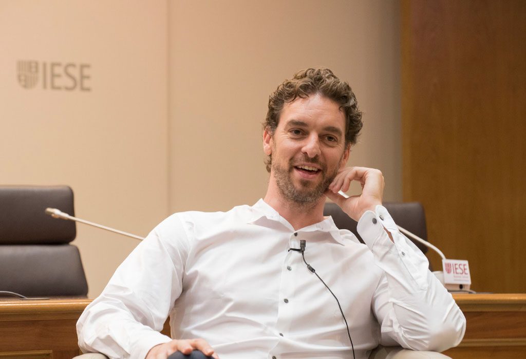 Pau Gasol, jugador de baloncesto con una carrera de éxito, durante una sesión en el IESE.