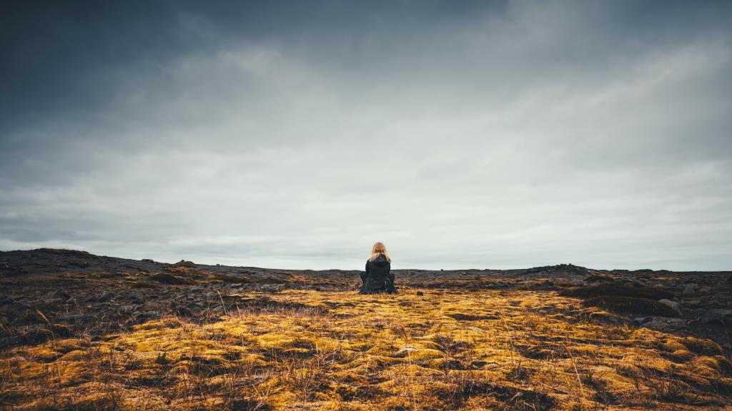 Mujer joven pensando en la naturaleza