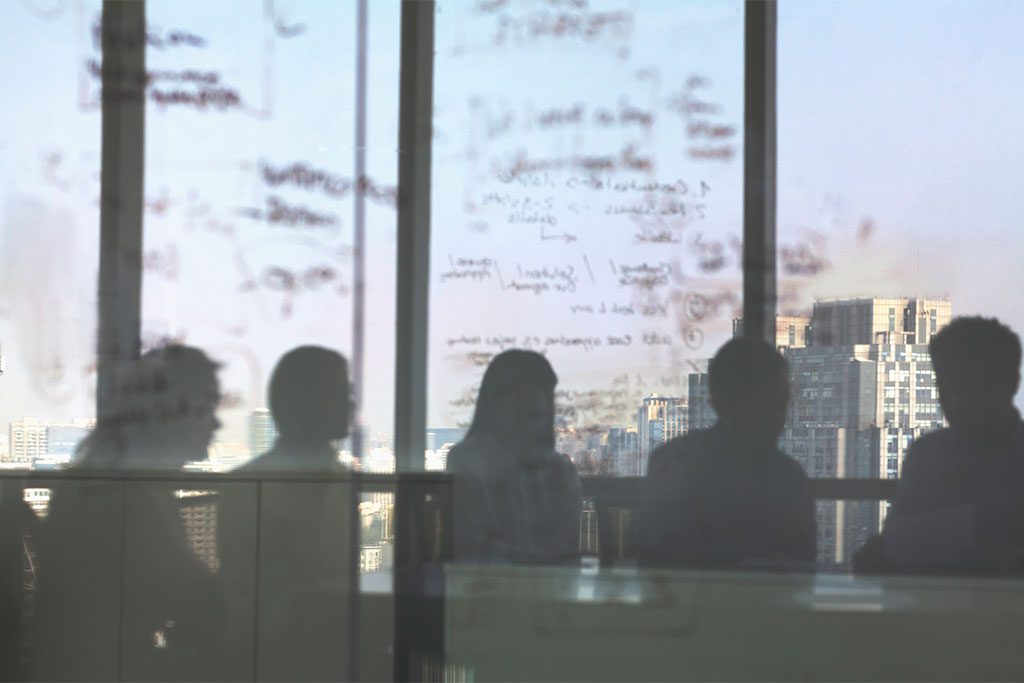 Sombras de silueta de la reunión del equipo de negocios en la oficina.