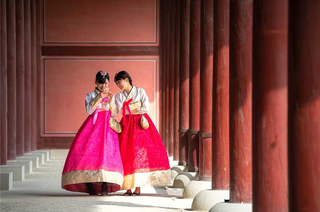 Dos mujeres coreanas caminan con su Hanbok.