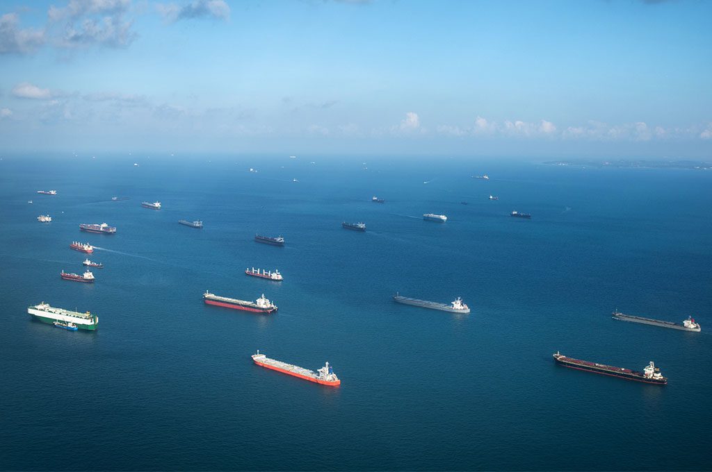 Buques mercantes a la espera de poder pasar por el Canal de Panamá.