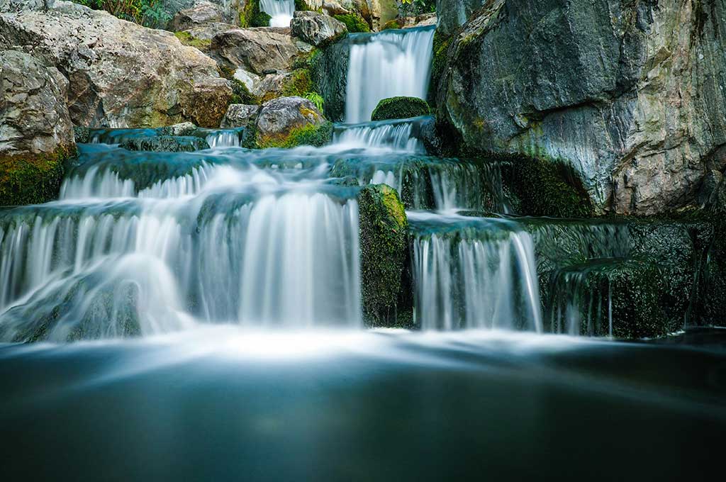 Cascada de agua manantial.