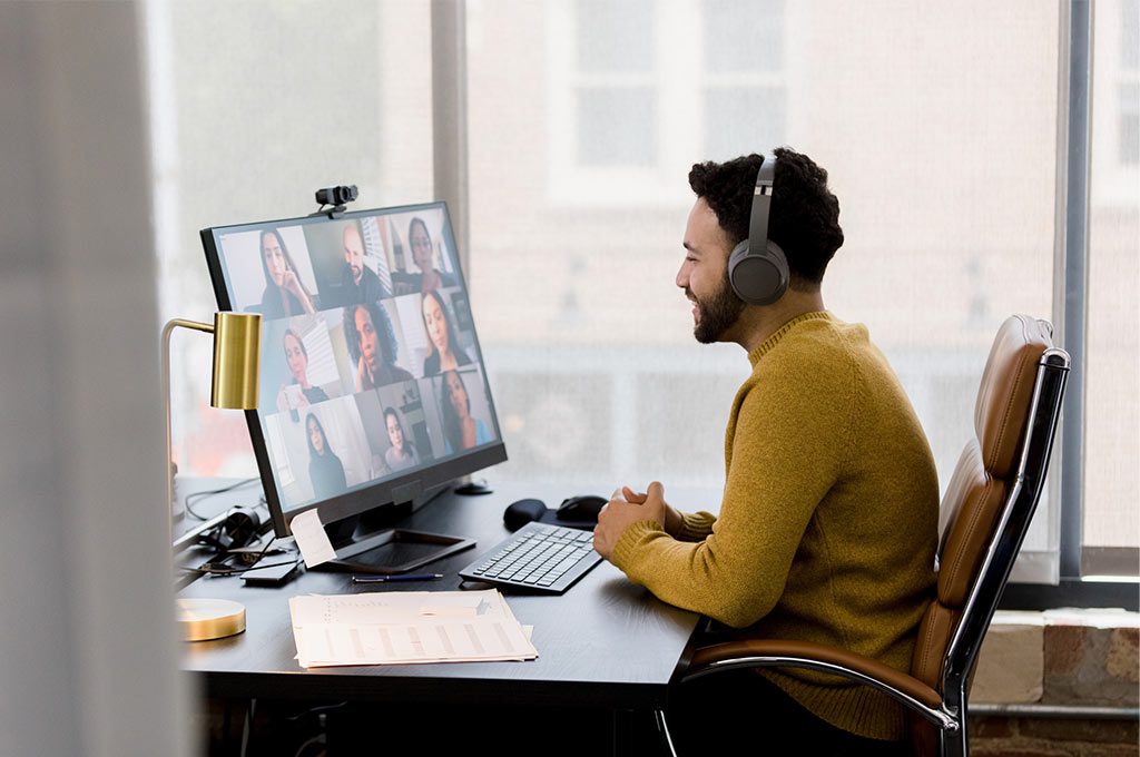 Hombre trabajador en videoconferencia con su equipo.