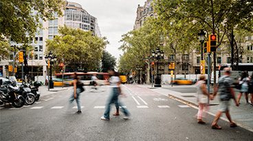 https://www.iese.edu/es/insight/wp-content/uploads/sites/4/2025/05/Barcelona-street-spring.jpg