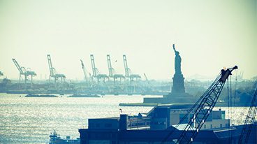 https://www.iese.edu/es/insight/wp-content/uploads/sites/4/2025/05/statue-liberty-new-york-port.jpg