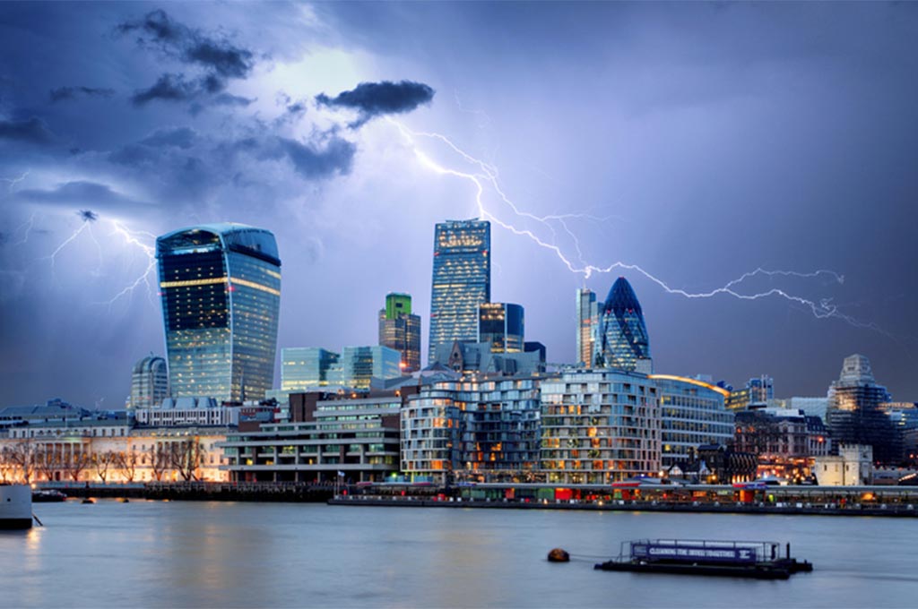 Skyline de londres en un día lluvioso y con relámpagos