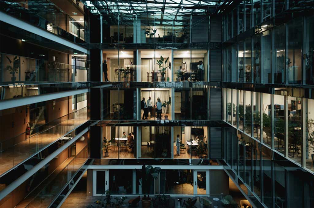 Vista del patio interno de un edificio de oficinas.