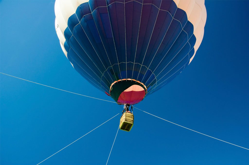 Vista de un globo aerostático retenido por unas cuerdas