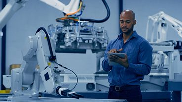 https://www.iese.edu/es/insight/wp-content/uploads/sites/4/2025/07/ingeniero-robot-fabrica.jpg