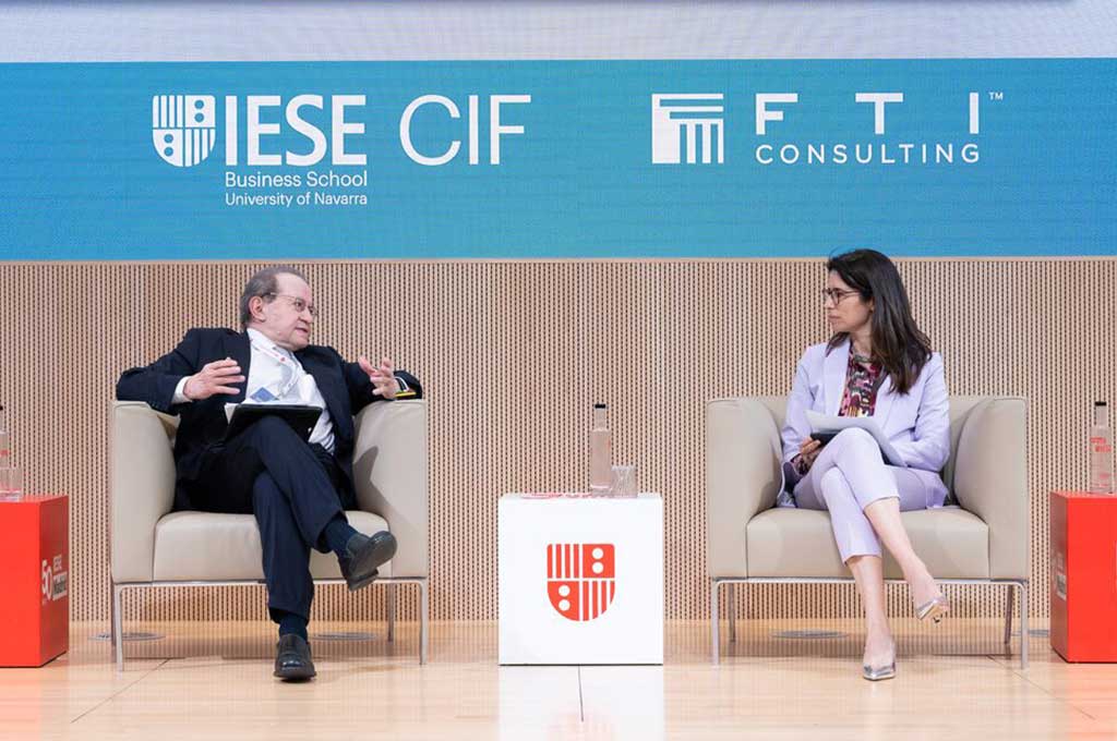 Vitor Constancio y María Giné en el evento IESE Banking.