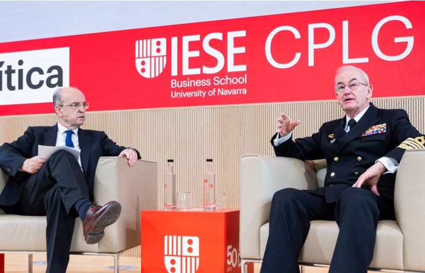 El Jefe de Estado Mayor de la Defensa en España, Teodoro E. López Calderón, en un evento en el IESE junto al profesor Santiago Álvarez de Mon.