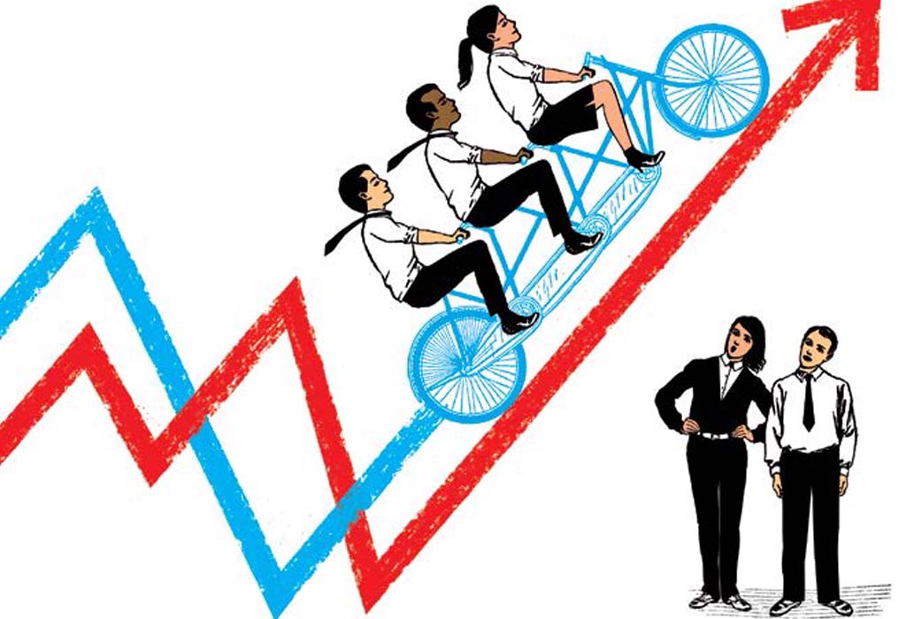Ilustración de un grupo de directivos pedaleando juntos en un tándem para tres que asciende un gráfico.