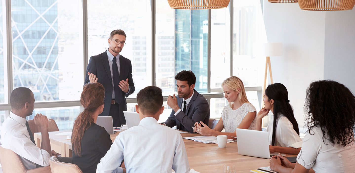 Reunión de empresa con numerosos stakeholders