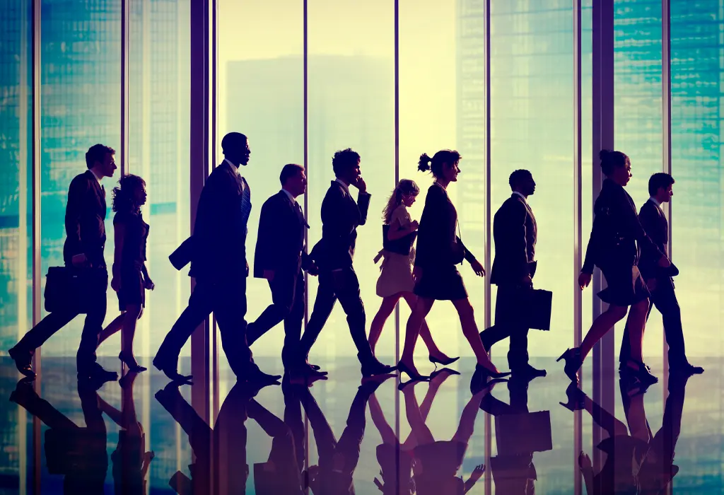 Grupo de personas trajeadas caminando en la misma dirección.