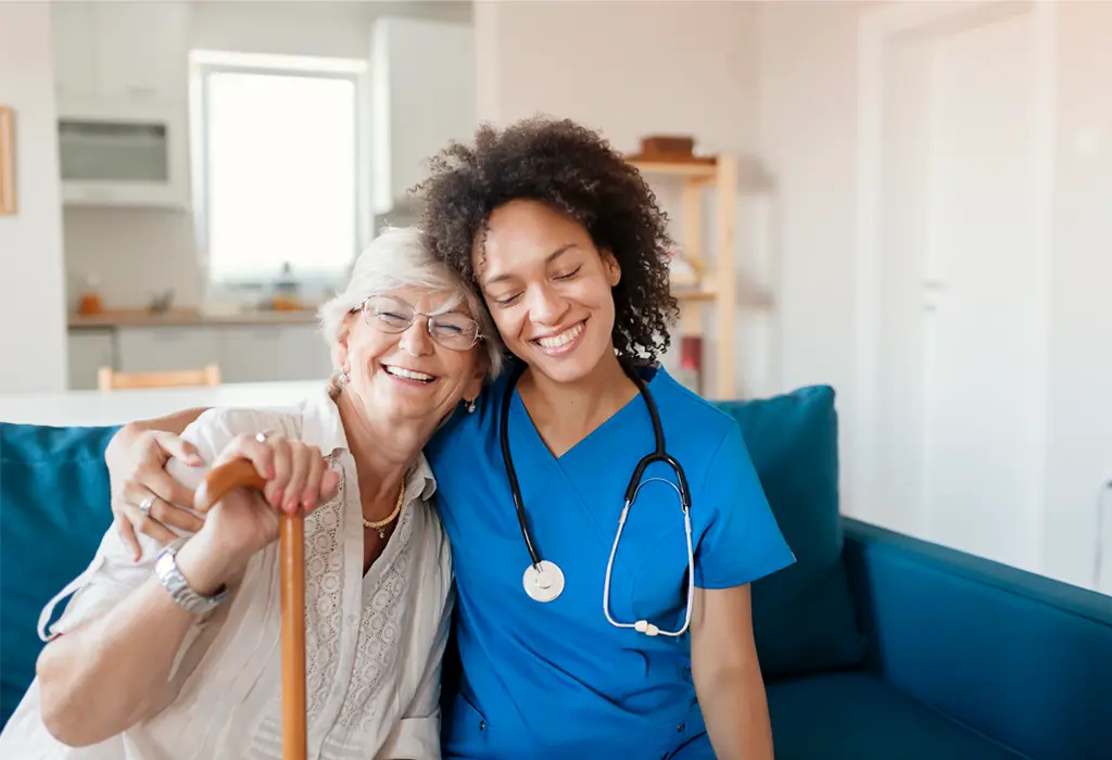 Cuidadora y paciente sonrientes