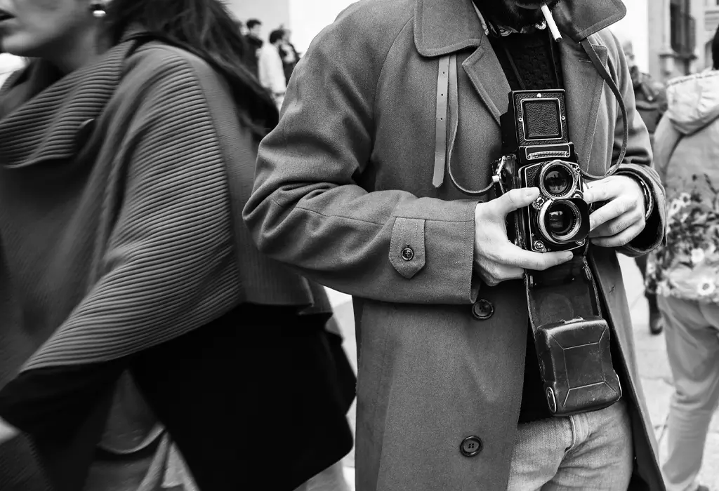 Fotográfo con una cámara antigua en sus manos