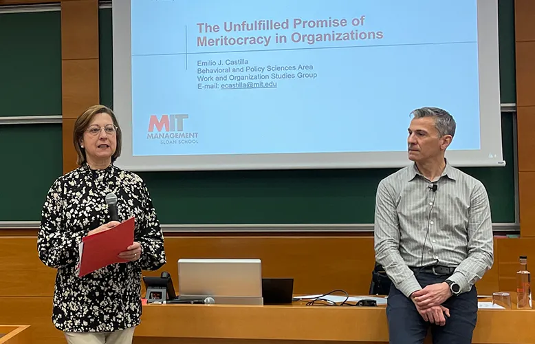 Emilio J. Castilla y Marta Elvira en una sesión en el IESE
