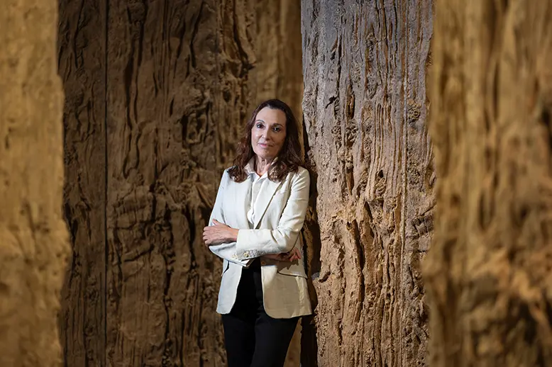 La artista Cristina Iglesias junto a su obra expuesta en La Pedrera.