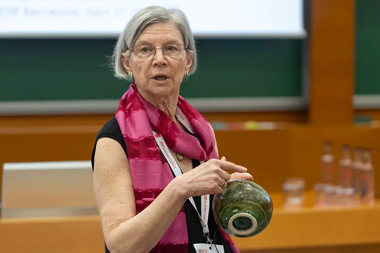 Nancy Adler en el campus del IESE en Barcelona