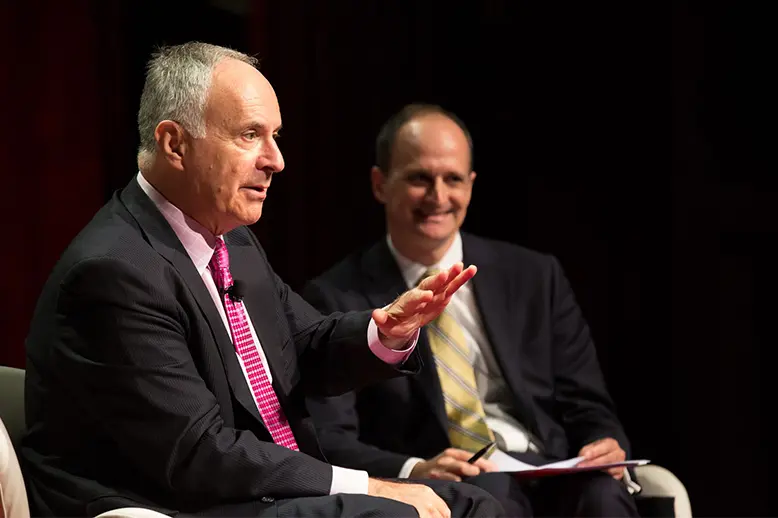 Sir Clive Gillinson con el profesor del IESE John Almandoz
