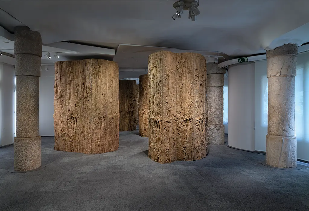 Bosque mineral (2025), de Cristina Iglesias, en La Pedrera, de Antoni Gaudí.