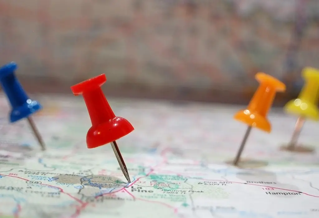 Mapa con chinchetas de colores clavadas
