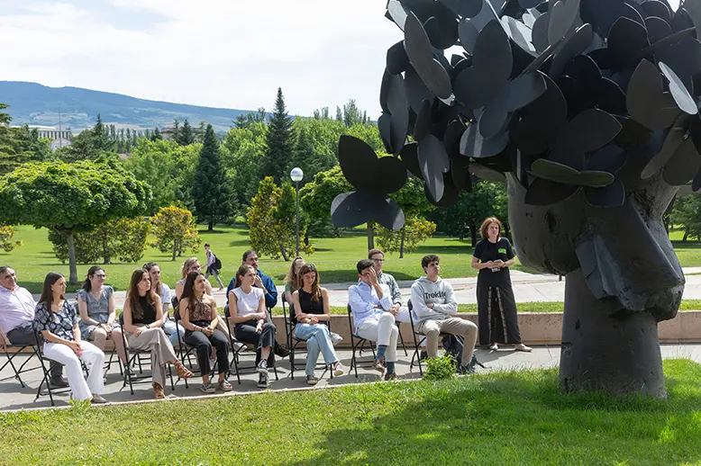 Alumnos de la Universidad de Navarra frente a una de las obras de arte del campus.