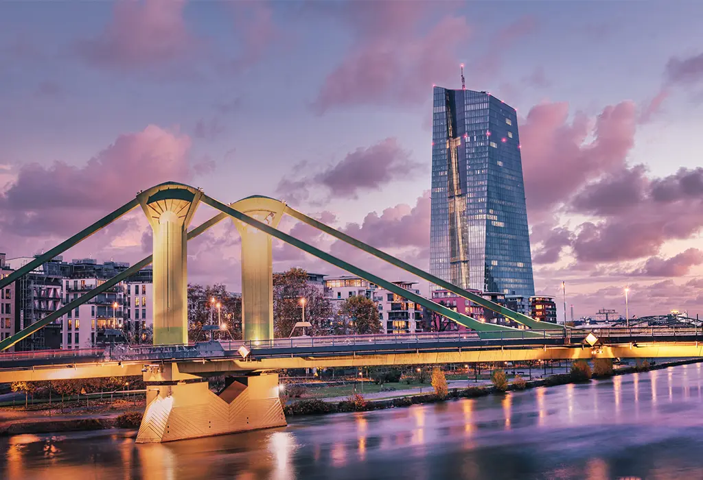 Vista del Flossen Brucke y el edificio del Banco Central Europeo en Frankfurt.