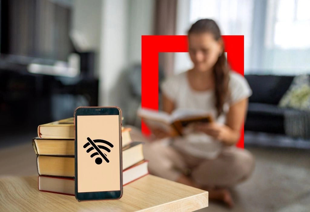 Chica leyendo con el móvil en desconexión