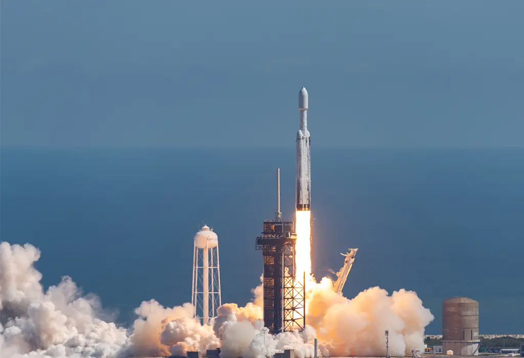 Lanzamiento de un cohete reutilizable de SpaceX, compañía de Elon Musk