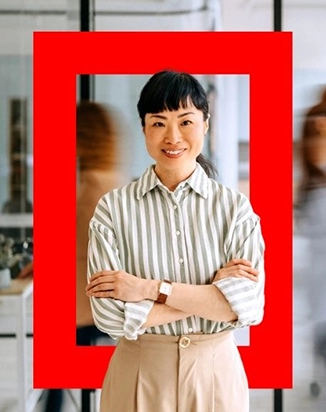 Portada de IESE Business School Insight 173. Una mujer en una oficina frente a un marco rojo