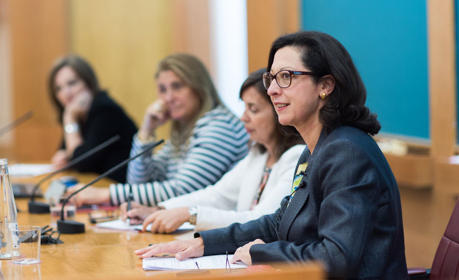 Las mujeres ganan más en una promoción interna que cambiando de empresa