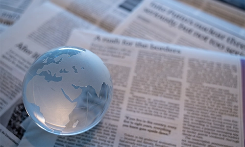 https://www.iese.edu/es/wp-content/uploads/sites/2/2026/02/glass-globe-newspapers.webp