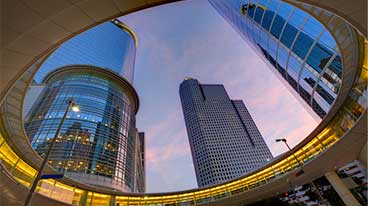 https://www.iese.edu/insight/wp-content/uploads/sites/3/2025/03/houston-downtown-buildings.jpg