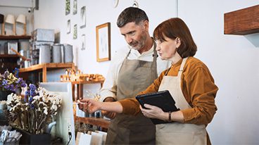 https://www.iese.edu/insight/wp-content/uploads/sites/3/2025/05/cashier-couple-business.jpg