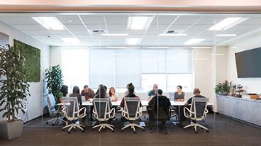 https://www.iese.edu/insight/wp-content/uploads/sites/3/2025/05/meeting-room-office-team.jpg