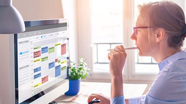 https://www.iese.edu/insight/wp-content/uploads/sites/3/2025/05/woman-schedule-working.jpg