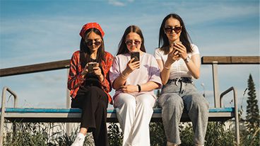https://www.iese.edu/insight/wp-content/uploads/sites/3/2025/05/women-campus-phones.jpg