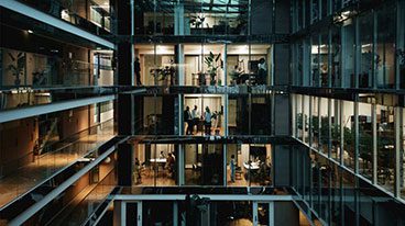 https://www.iese.edu/insight/wp-content/uploads/sites/3/2025/06/oficinas-equipos-edificio-.jpg