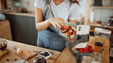 https://www.iese.edu/insight/wp-content/uploads/sites/3/2025/07/influencer-cooking-social-media.jpg