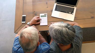 https://www.iese.edu/insight/wp-content/uploads/sites/3/2025/10/couple-calculator-pensions.jpg