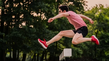 https://www.iese.edu/insight/wp-content/uploads/sites/3/2025/12/runner-hurdle-race.webp